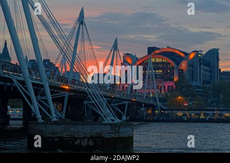 LONDRA, GRAN BRETAGNA, 21 aprile 2018 : Tramonto sulla stazione ferroviaria di Charing Cross e i ponti sul Tamigi. Foto Stock