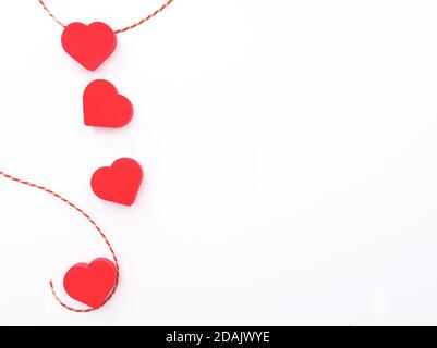 Composizione con cuori rossi, disposizione per cartolina, foto vacanza, spazio per testo Foto Stock