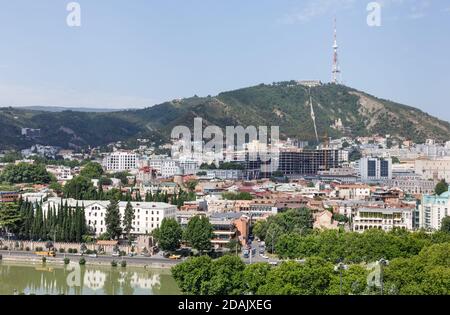 TBILISI, GEORGIA, 18 luglio 2017: Vista di Tbilisi, capitale della Georgia, Tbilisi torre della TV sul Monte Mtatsminda Foto Stock