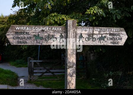 Cartello Wooden Wirral Country Park in Willaston Cheshire Settembre 2020 Foto Stock