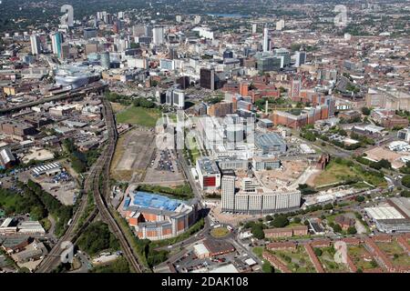 Vista aerea a ovest lungo Curzon Street verso Birmingham città Centro con la Birmingham City University e Millennium Point Promining Foto Stock