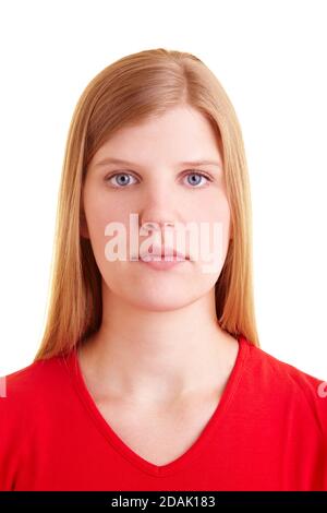 La donna bionda guarda seriamente alla macchina fotografica Foto Stock