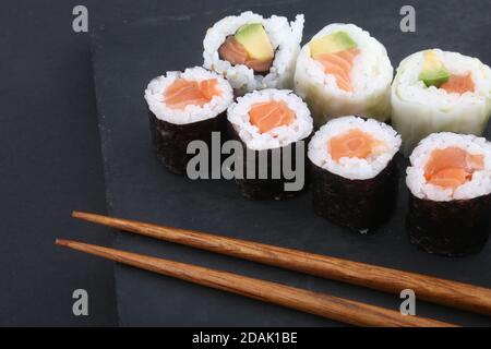 sushi makis con bastoncini e salsa di soia Foto Stock