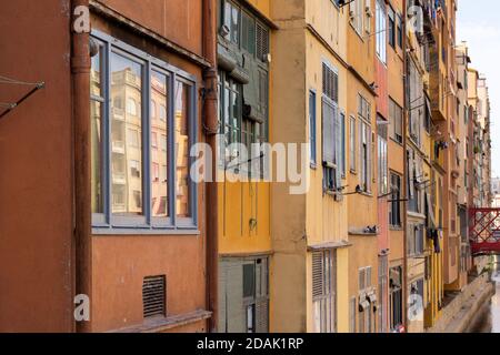 Colorato, mediterraneo, lungofiume facciata appartamento vicino al Riu Onyar di Girona (Gerona), Spagna Foto Stock