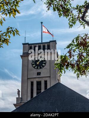 Berlino, Schöneberg del municipio, edificio in pietra arenaria con colonne ioniche e façade decorate con artigianato e artigianato raffigurazioni. Torre con la Campana della libertà Foto Stock