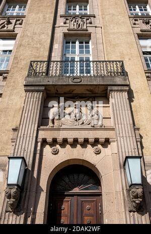 Edificio storico. Esterno con dettagli scultorei e lampade decorative. Municipio di Schöneberg, Berlino, Germania Foto Stock