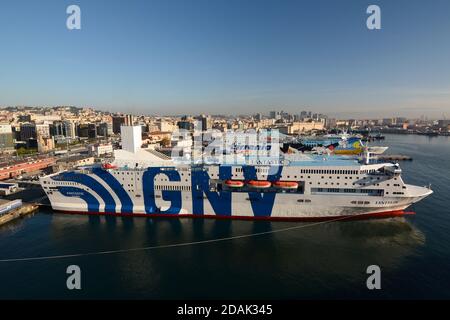 Il terminal dei traghetti. Napoli. Campania. Italia Foto Stock