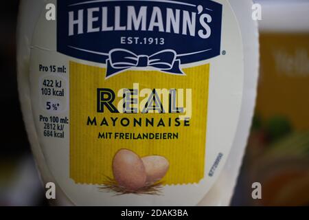 Viersen, Germania - 2 maggio. 2020: Primo piano dell'etichetta della bottiglia di maionese Hellmanns Foto Stock