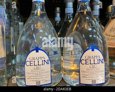 Viersen, Germania - 2 maggio. 2020: Vista su bottiglie di grappa italiana Cellini in scaffale del supermercato tedesco Foto Stock