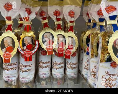 Viersen, Germania - 2 maggio. 2020: Vista su pacchetti Mozartkugeln praline di cioccolato in scaffale del supermercato tedesco Foto Stock