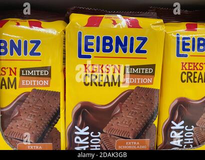 Viersen, Germania - 2 maggio. 2020: Vista su pacchetti gialli biscotti crema Leibniz in scaffale del supermercato tedesco Foto Stock