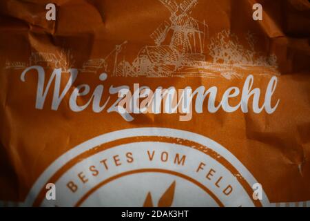 Viersen, Germania - 2 maggio. 2020: Primo piano di carta marrone con farina di grano Foto Stock