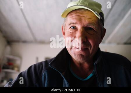 Ritratto di un contadino sorridente nella contea di Marijampole, Lituania. Foto Stock