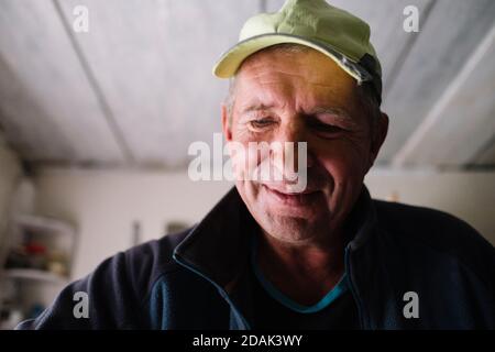 Ritratto di un contadino sorridente nella contea di Marijampole, Lituania. Foto Stock