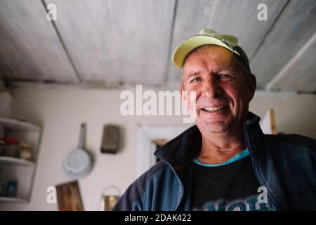 Ritratto di un contadino sorridente nella contea di Marijampole, Lituania. Foto Stock