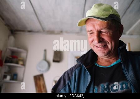 Ritratto di un contadino sorridente nella contea di Marijampole, Lituania. Foto Stock