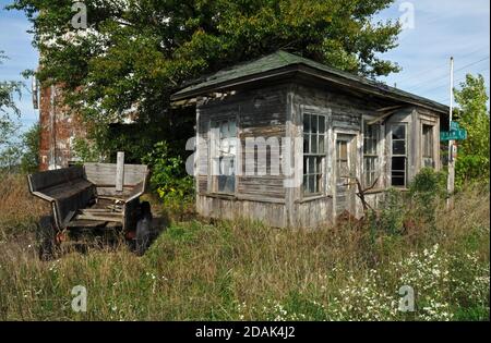 Un vecchio carrello e un deposito ferroviario abbandonato stand nella comunità Route 66 di Cayuga, Illinois. Foto Stock