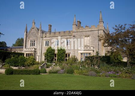 Bradwell Grove Manor House, ora l'edificio centrale del Cotswold Wildlife Park Foto Stock