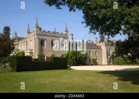 Lato est di fronte alla casa padronale di Bradwell Grove, ora l'edificio nel cuore del parco naturale Cotswold Foto Stock