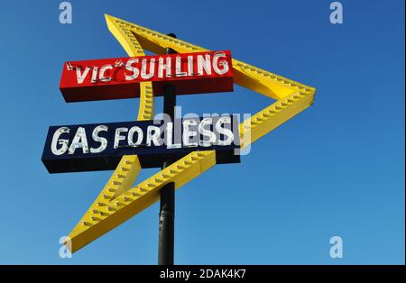 Un cartello al neon restaurato che pubblicizzava l'ex distributore di benzina Vic Suhling si trova nella città di Litchfield, Illinois, sulla Route 66. Foto Stock