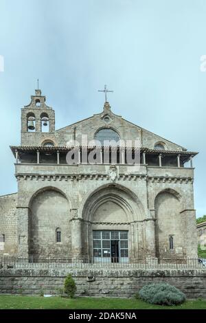 Paesaggio urbano con la vecchia facciata della chiesa di S.Flaviano nel centro storico, girato in luce intensa a Montefiascone, Viterbo, Lazio, Italia Foto Stock