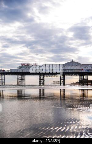 Molo di Brighton a bassa marea, i resti del West Pier visibili sullo sfondo. Brighton, 2020 Foto Stock