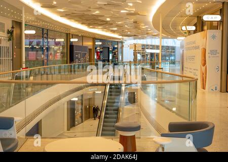 Saint-Laurent-Du-Var, Francia Cote D'Azur 12.11.2020 centro commerciale vuoto e desertato con negozi chiusi e cartelloni con istruzioni ufficiali di sicurezza Foto Stock