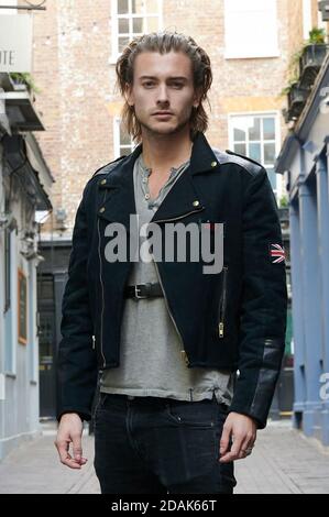 L'attore vikings Elijah Rowen ha visto sparare per Ikon Apparel in Londons Carnaby Street Foto Stock