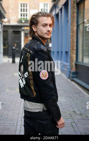 L'attore vikings Elijah Rowen ha visto sparare per Ikon Apparel in Londons Carnaby Street Foto Stock