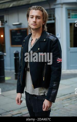 L'attore vikings Elijah Rowen ha visto sparare per Ikon Apparel in Londons Carnaby Street Foto Stock