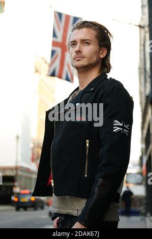 L'attore vikings Elijah Rowen ha visto sparare per Ikon Apparel in Londons Carnaby Street Foto Stock