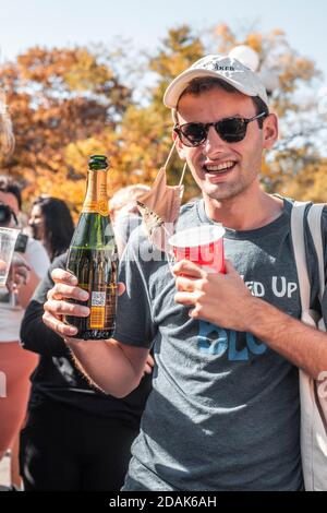 I newyorkesi celebrano la vittoria elettorale di Joe Biden e Kamala Harris. Le grazie sono scoppiate in tutta New York mentre persone di tutti i settori della vita hanno salutato, ballato, fatto scoppiare champagne e honked corna in città fino alla notte. New York, Stati Uniti. Foto Stock