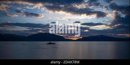 Il cacciatorpediniere guidato USS Roosevelt della Marina militare americana di Arleigh, classe Burke, esegue un esercizio di passaggio con la Royal Norwegian Navy, corvette P961 Storm, classe Skjold, 29 18 luglio 2020 nel Mare di Norvegia. Foto Stock