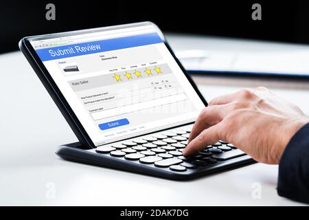Compilazione del modulo di feedback del sondaggio sul controllo qualità online Foto Stock