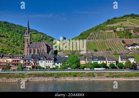 Vista panoramica di una città e Chiesa con vigneti sulle colline dietro, lungo il fiume Reno, Germania Foto Stock