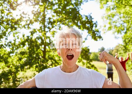 Senior di successo nel parco a tifo sportive senior con pugni clenched Foto Stock