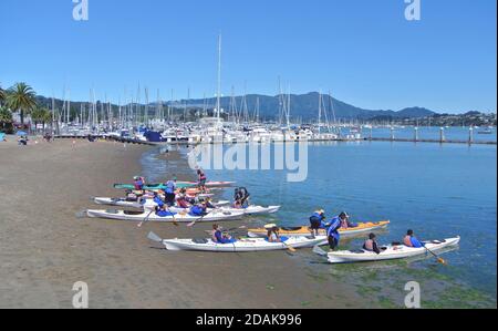 l'istruttore di noleggio kayak sausalito california prepara i navigatori per la giornata baia di san francisco Foto Stock