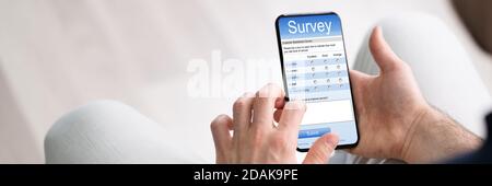 Questionario di valutazione sondaggio online per adulti al telefono Foto Stock