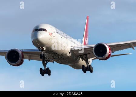 Virgin Atlantic Airways Boeing 787 aereo jet G-VAHH in avvicinamento all'aeroporto Heathrow di Londra, Regno Unito, durante il blocco nazionale COVID 19 Foto Stock