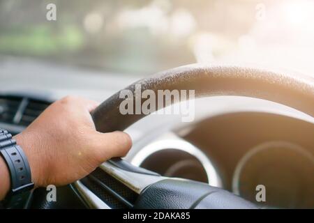 Le mani degli uomini guidano, concetto di guida sicuro. Foto Stock