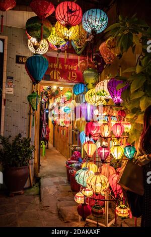 Un negozio che vende lanterne di seta colorate di notte, Hoi An, Vietnam, Asia Foto Stock