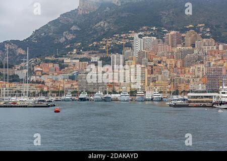 Monaco - 2 febbraio 2016: Barche ormeggiate a Port Hercule Inverno a Monaco. Foto Stock