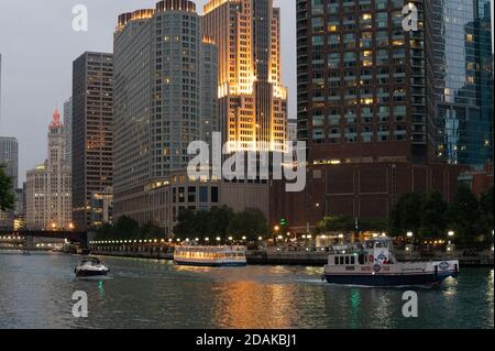 Fiume Chicago alla sera o al crepuscolo Foto Stock