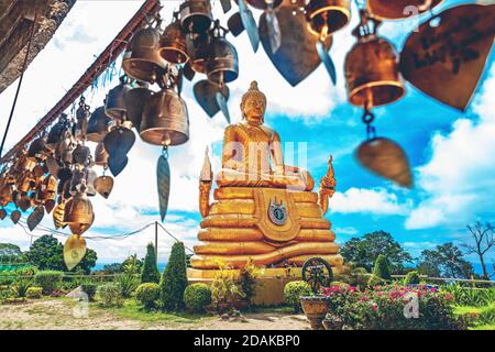 Paesaggio panoramico del tramonto nella grande montagna del buddha. Statua bianca del Buddha di phuket Foto Stock