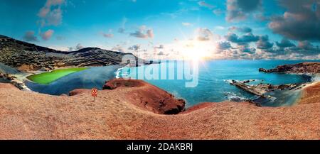 Paesaggio panoramico Lago verde a El Golfo, Lanzarote isola, Spagna. Isole Canarie e spiaggia spagnola Foto Stock