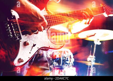 Suonare la chitarra e il concetto di concerto.sottofondo musicale dal vivo.Festival musicale.strumento sul palco e band.luci di scena.sfondo musicale astratto Foto Stock
