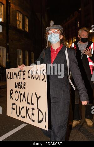 Londra, Regno Unito - 31 ottobre 2020: La ribellione animale marcia da DEFRA a Buckingham Palace per chiedere la fine della caccia agli animali Foto Stock