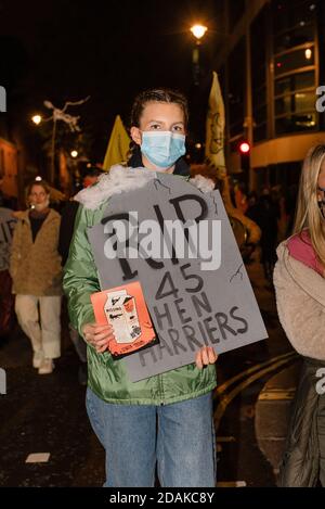 Londra, Regno Unito - 31 ottobre 2020: La ribellione animale marcia da DEFRA a Buckingham Palace per chiedere la fine della caccia agli animali Foto Stock