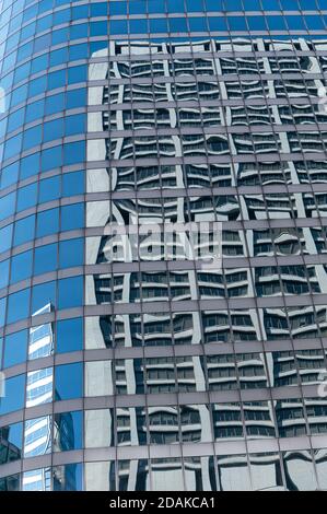 riflessi di edifici in un edificio di vetro Foto Stock