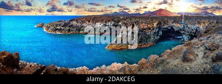 Paesaggio panoramico Los Hervideros grotte di lava nell'isola di Lanzarote, punto di riferimento nelle isole Canarie. Spiagge, scogliere e isole della Spagna Foto Stock